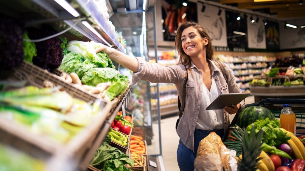 choosing-best-vegetables-shelf-grocery-store